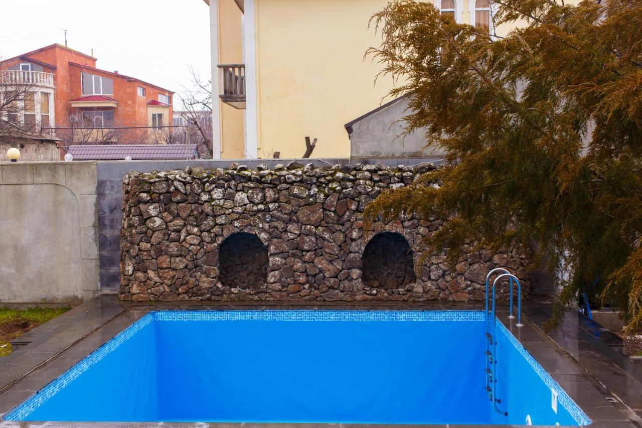 Red Castle Ξενοδοχείο Γιερεβάν Εξωτερικό φωτογραφία